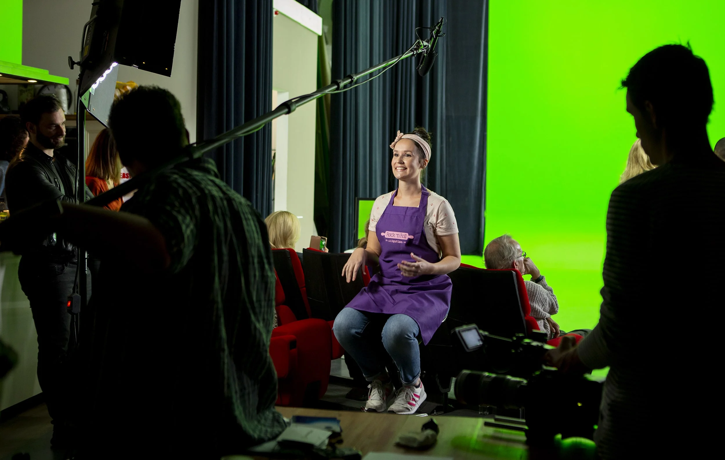 Can I rent MAD’s 180° white limbo studio in Almelo for private shoots?
